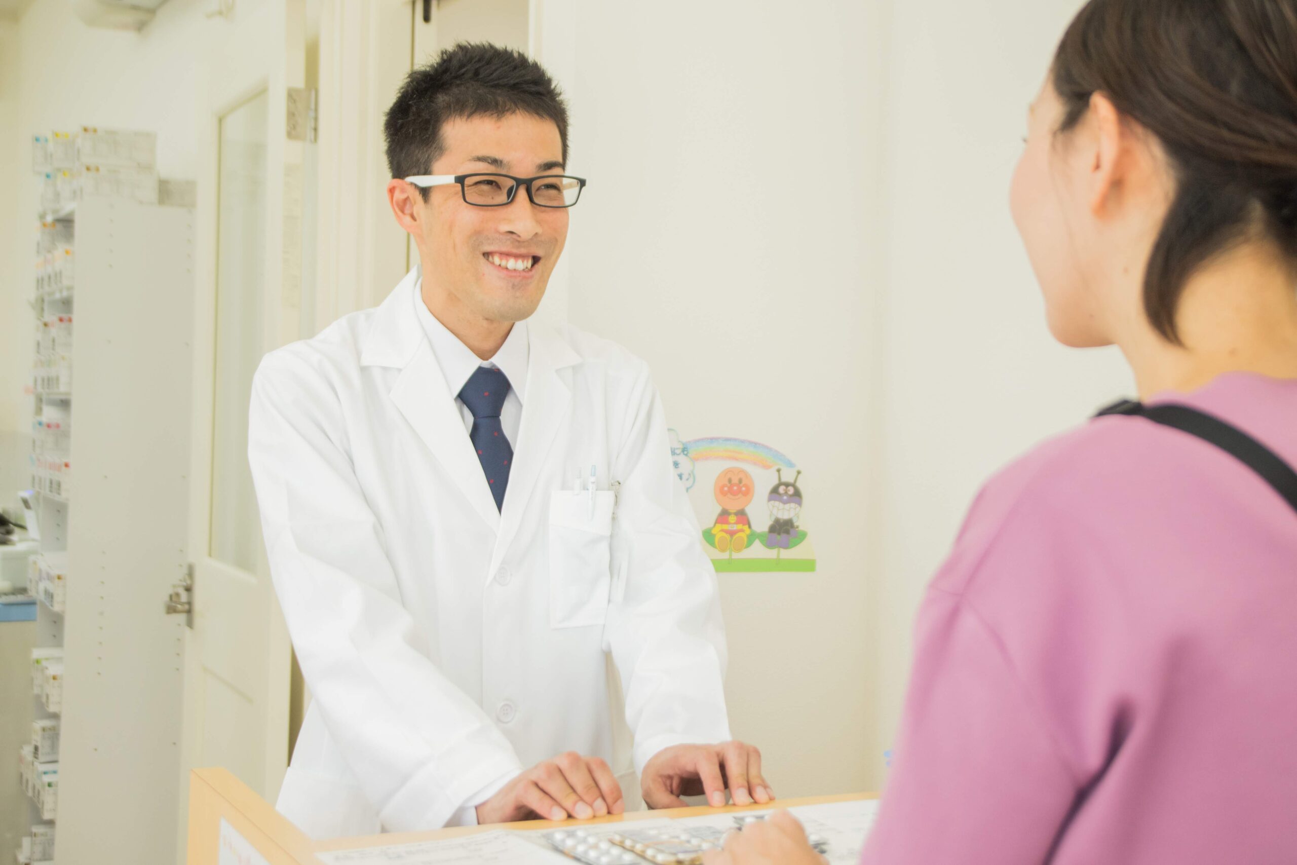 とうしん薬局から近隣の介護施設に薬を車で配達する様子